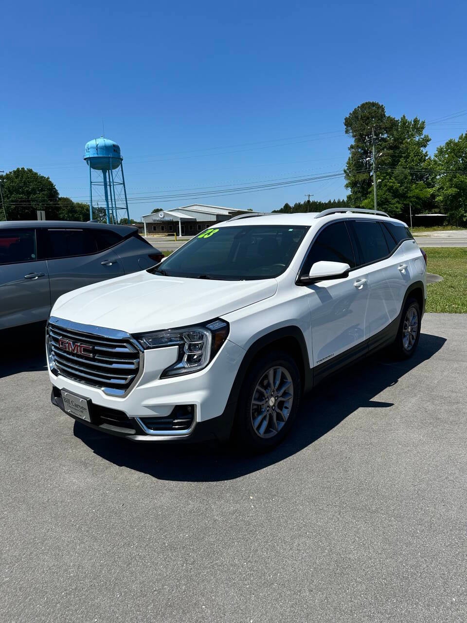 2023 GMC Acadia SLT in Summit White — front three-quarter view